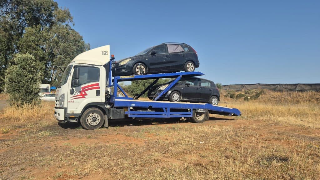 2 רכבים שנקנו על ידי סוחרי הרכב של eco-car