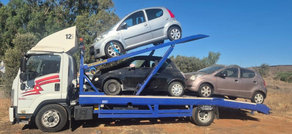 גרירה של מספר רכבים מהלך היום, על ידי משאית גרר - סה''כ הרכבים הוא 3