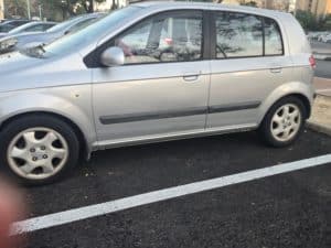 רכב ישן בצבע אפור