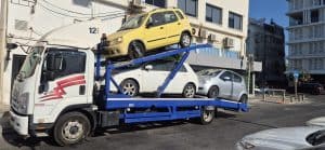 גרירה על הגרר של ecocar שלושה רכבים שרכשנו לפירוק חלקים